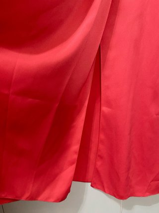 Vestido largo rojo con detalles plateados