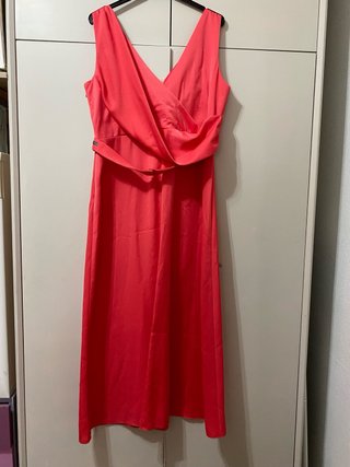 Vestido largo rojo con detalles plateados
