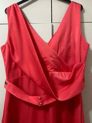 Vestido largo rojo con detalles plateados