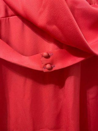 Vestido largo rojo con detalles plateados