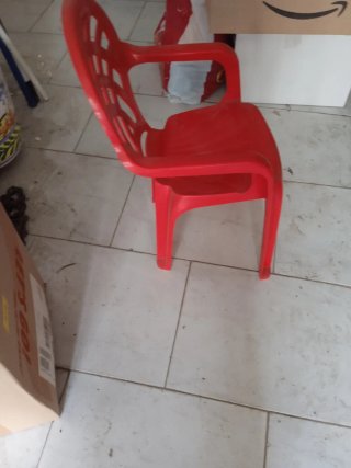 Sillón infantil de plástico rojo
