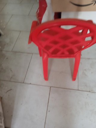 Sillón infantil de plástico rojo