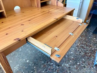Escritorio de madera con cajones