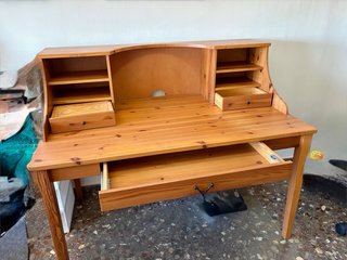 Escritorio de madera con cajones