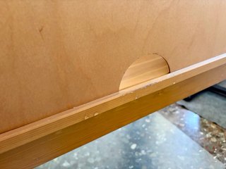 Escritorio de madera con cajones