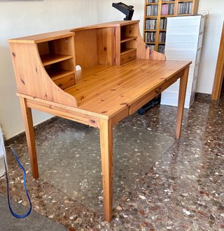 Escritorio de madera con cajones