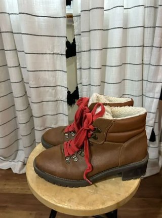 Botas de senderismo con cordones rojos
