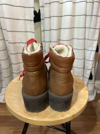 Botas de senderismo con cordones rojos
