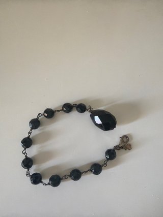 Pulsera de cuentas negras