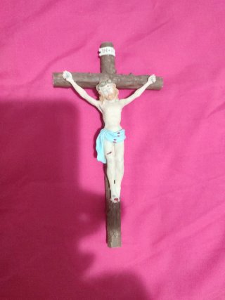 Crucifijo de escayola imitando msfera, con figura