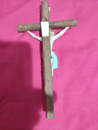 Crucifijo de escayola imitando msfera, con figura