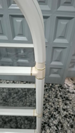 Repisa de baño blanca