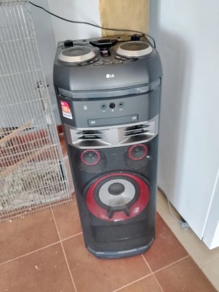 Altavoz LG Negro y Rojo