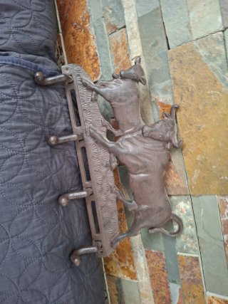 Perchero de forja con toros