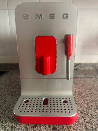 Cafetera Superautomática SMEG Roja