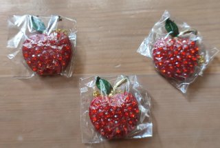 Bonito colgante de manzana roja con cadena dorada