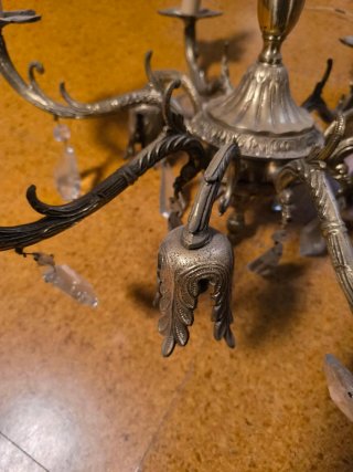 Lámpara de araña dorada de metal