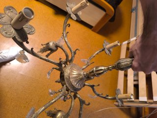 Lámpara de araña dorada de metal