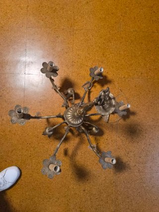 Lámpara de araña dorada de metal