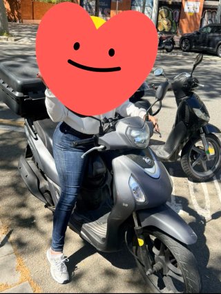 Moto Scooter Negra y Gris Automática