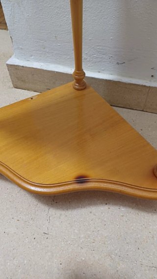 Estantería de esquina de madera