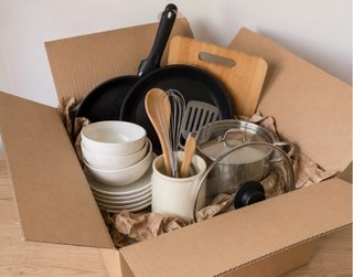 Set di utensili da cucina: padelle, pentole e stoviglie