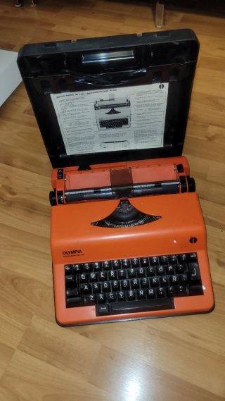 Máquina de escribir Olympia electrónica naranja