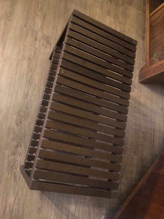 Banqueta de madera oscura