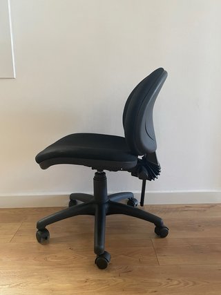 Silla de oficina ergonómica negra