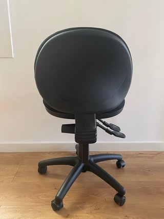 Silla de oficina ergonómica negra