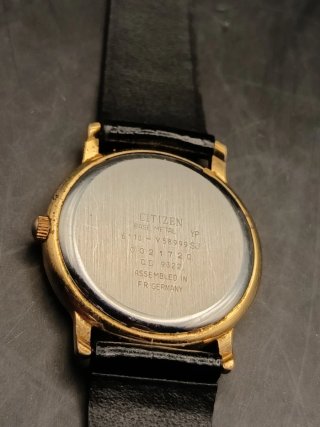 Orologio Citizen al quarzo dorato con cinturino nero