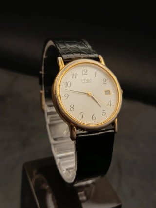 Orologio Citizen al quarzo dorato con cinturino nero