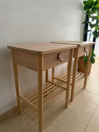 Mesitas de noche de madera y cuero BJÖRKSNÄS