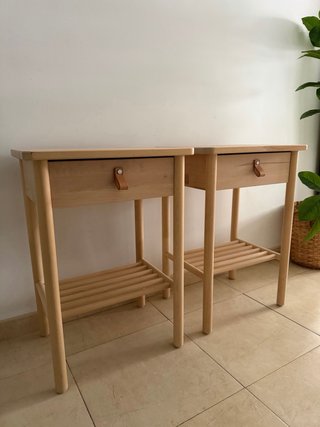 Mesitas de noche de madera y cuero BJÖRKSNÄS