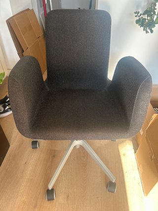 Silla de oficina gris con ruedas