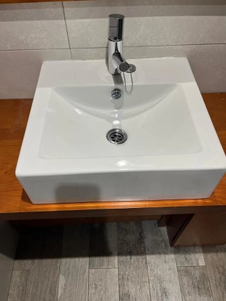 Mueble baño madera, espejo y lavabo