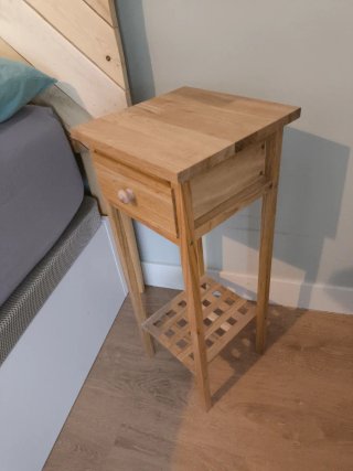 Mesitas de noche de madera.