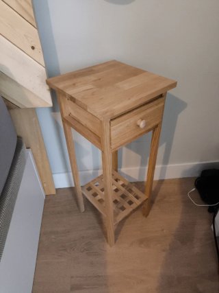 Mesitas de noche de madera.