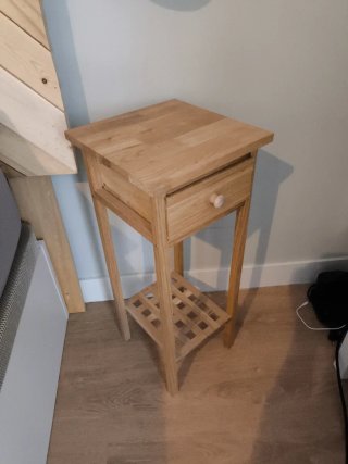 Mesitas de noche de madera.