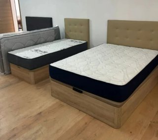 Colchón y canapé de madera