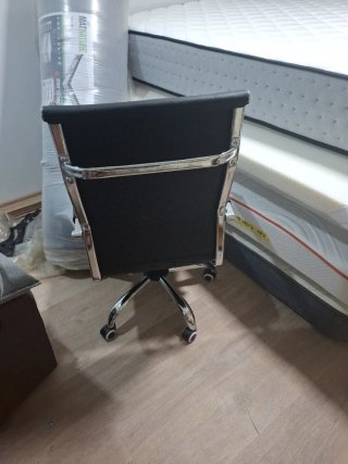 Silla de oficina negra y plateada