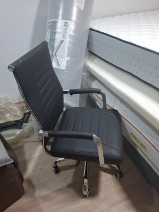 Silla de oficina negra y plateada