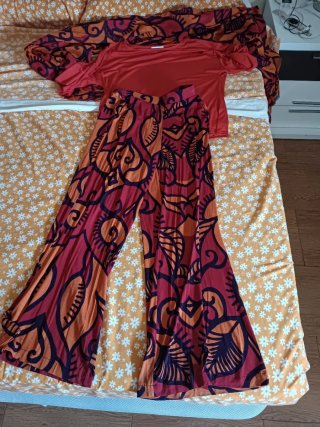 pantalón camiseta y pañuelo a juego
