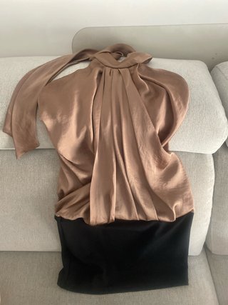 Vestido halter drapeado, espalda abierta
