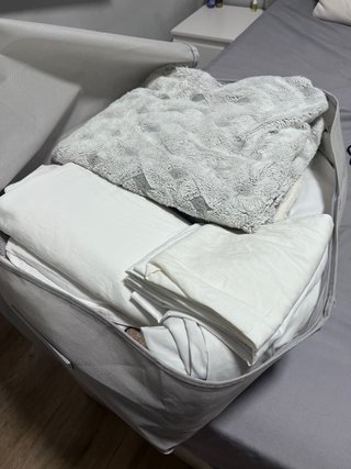 Juego de cama gris y blanco