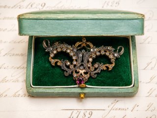 Antiguo broche de plata con diamantes y amatista