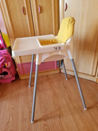 Trona Ikea con cojín amarillo