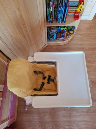 Trona Ikea con cojín amarillo
