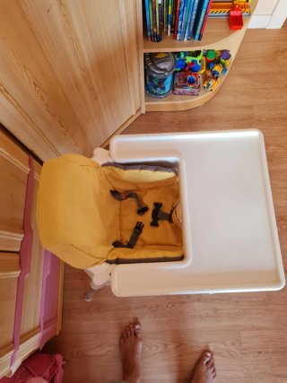 Trona Ikea con cojín amarillo