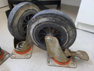 Lote de ruedas giratorias tipo andamio y carro.